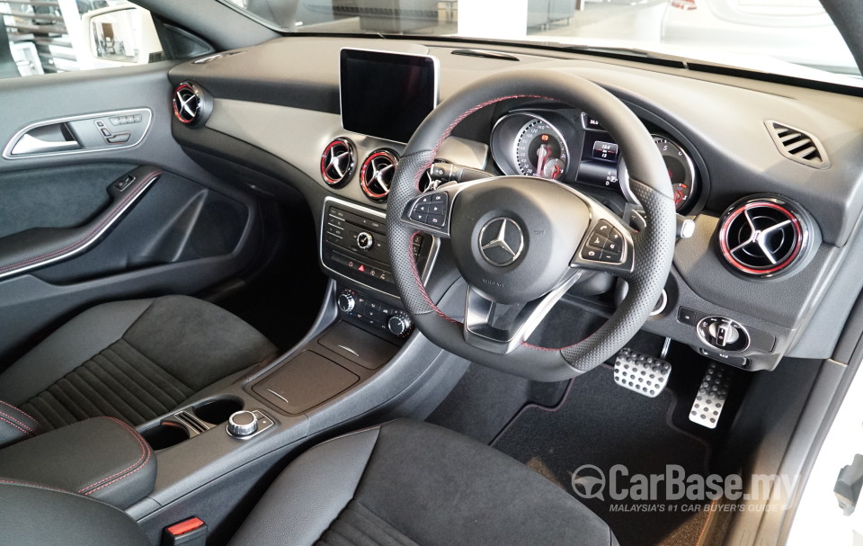 Mercedes-Benz CLA C117 (2014) Interior
