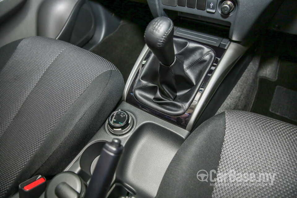 Mitsubishi Triton Mk2 (2015) Interior