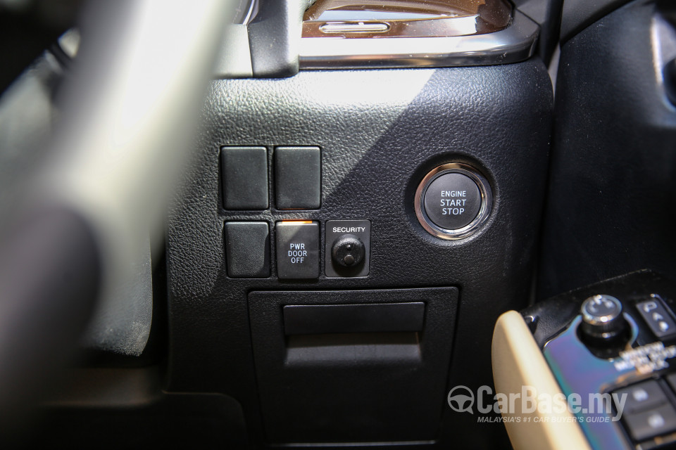 Toyota Alphard AH30 (2016) Interior