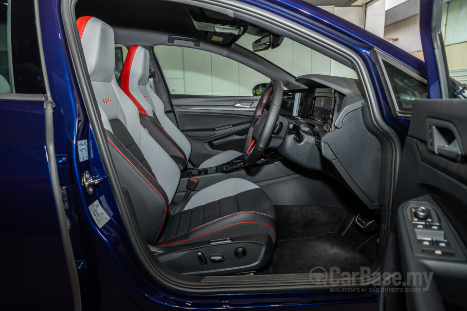 Volkswagen Golf GTI Mk8 (2022) Interior
