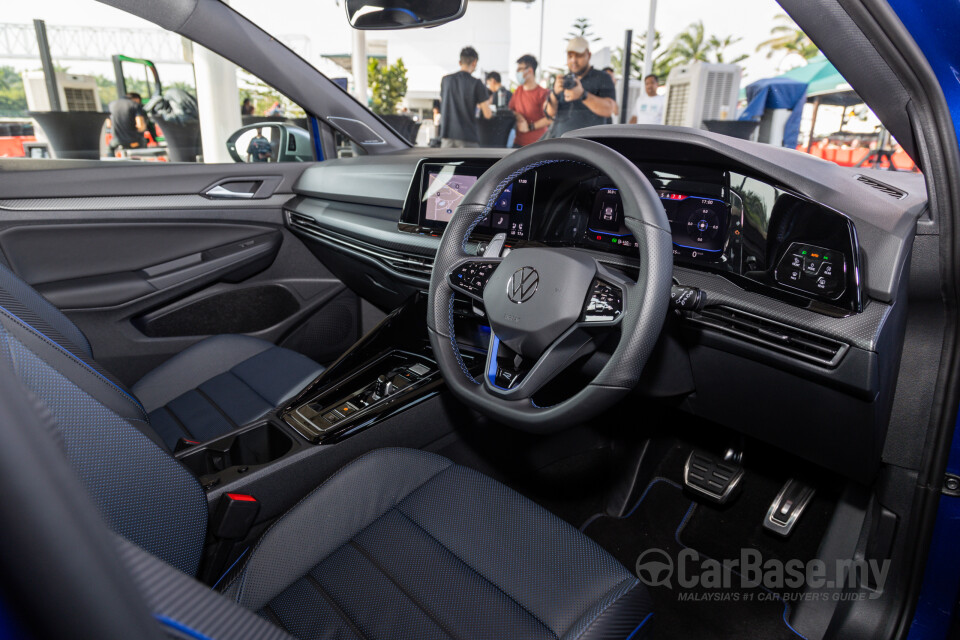 Volkswagen Golf R Mk8 (2022) Interior