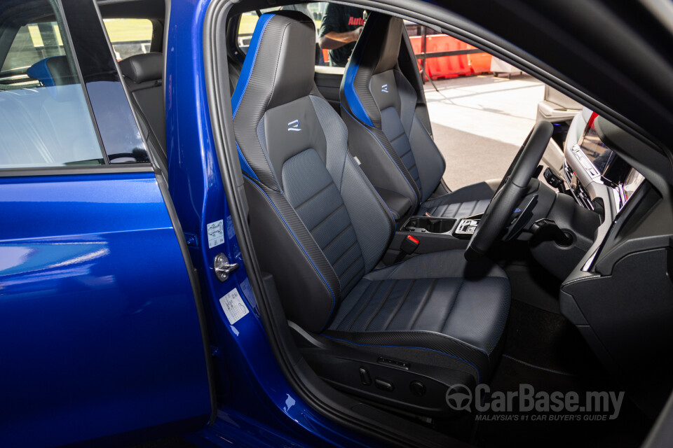 Volkswagen Golf R Mk8 (2022) Interior