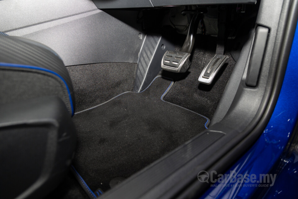 Volkswagen Golf R Mk8 (2022) Interior