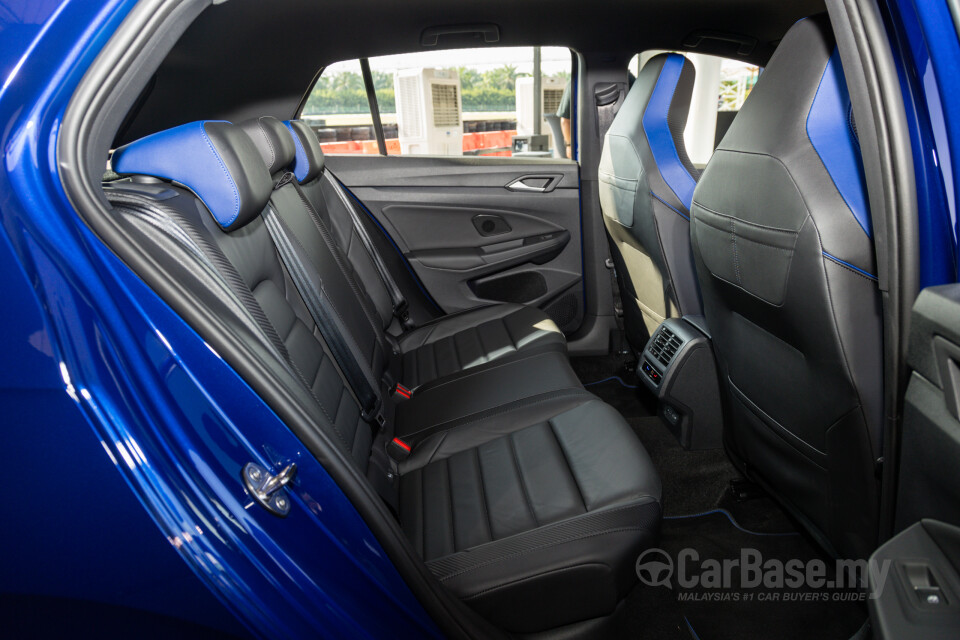 Volkswagen Golf R Mk8 (2022) Interior